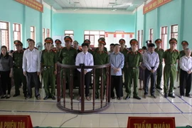 Trùm ma túy Tráng A Tàng và các đồng phạm nghe HĐXX tuyên án tại phiên tòa phúc thẩm. (Ảnh: Thái Hùng/TTXVN)