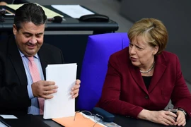 Thủ tướng Đức Angela Merkel (phải) và ông Sigmar Gabriel (trái) tại cuộc họp ở Berlin ngày 24/11/2016. (Nguồn: AFP/TTXVN)
