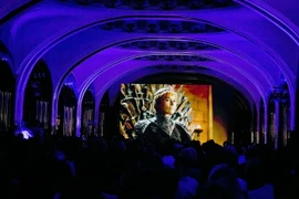 Khán giả theo dõi phim "Game of Thrones" tại Moskva, Nga ngày 17/7. (Nguồn: AFP/TTXVN)