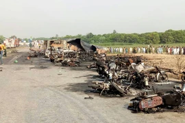 Hiện trường vụ cháy xe bồn chở dầu ở Bahawalpur. (Nguồn: THX/TTXVN)