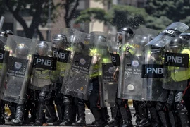 Cảnh sát Venezuela trong cuộc xung đột với người biểu tình ở Caracas ngày 4/4. (Nguồn: AFP/TTXVN)