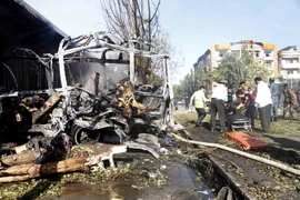  Lực lượng an ninh Afghanistan điều tra tại hiện trường vụ nổ bom ở phía tây Kabul ngày 24/7. (Nguồn: EPA/TTXVN)