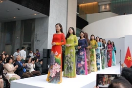 Trình diễn bộ sưu tập áo dài của nhà thiết kế Sĩ Hoàng. (Ảnh: Hữu Tuyên/Vietnam+)