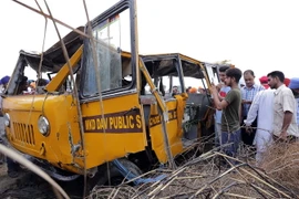 Hiện trường một vụ tai nạn giao thông tại Ấn Độ. (Nguồn: EPA/TTXVN)