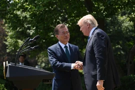 Tổng thống Mỹ Donald Trump (phải) và Tổng thống Hàn Quốc Moon Jae-in (trái) tại Nhà Trắng ngày 30/6. (Nguồn: THX/TTXVN)