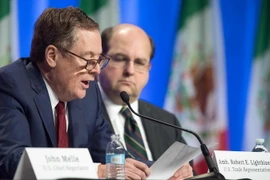 Đại diện Thương mại Mỹ Robert E. Lighthizer (trái) tại vòng tái đàm phán thứ nhất Hiệp định NAFTA ở Washington D.C. ngày 16/8. (Nguồn: AFP/TTXVN)