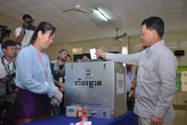 Cử tri Campuchia tham gia bỏ phiếu. (Ảnh: Phan Minh Hưng/TTXVN)