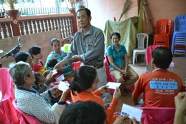 Thăm hỏi, động viên, tặng quà cho các hộ dân bị sạt lở tại xã Kompong Chomlong. (Ảnh: Danh Chanh Đa/TTXVN)