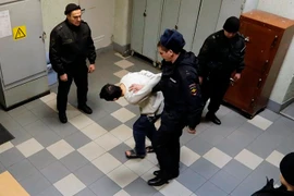 Một kẻ tình nghi liên quan đến vụ đánh bom nhằm vào hệ thống tàu điện ngầm ở St. Petersburg bị áp giải đến Tòa án Oktyabrsky, St. Petersburg ngày 7/4. (Nguồn: EPA/TTXVN)