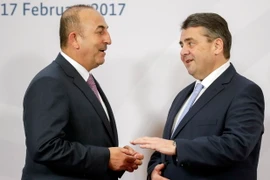 Ngoại trưởng Đức Sigmar Gabriel (phải) và Ngoại trưởng Thổ Nhĩ Kỳ Mevlut Cavusoglu (trái) tại Hội nghị Ngoại trưởng G20 ở Bonn, Đức ngày 16/2. (Nguồn: EPA/TTXVN)