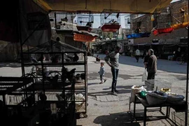  Cảnh yên bình trên một con phố ở Douma, ngoại ô phía đông thủ đô Damascus ngày 6/5, sau khi thỏa thuận thiết lập vùng an toàn có hiệu lực. (Nguồn: AFP/TTXVN)
