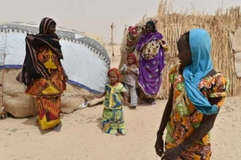 Phụ nữ và trẻ em tại một trại tị nạn ở làng Kidjendi gần Diffa (Niger). (Nguồn: AFP/TTXVN)
