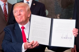 Tổng thống Mỹ Donald Trump ký sắc lệnh điều tra Trung Quốc vi phạm bản quyền trí tuệ. (Nguồn: EPA/TTXVN)