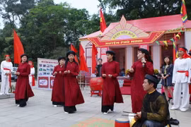  Các nghệ nhân hát Xoan trình diễn những làn điệu cổ độc đáo và đặc sắc. (Ảnh: Minh Đức/TTXVN)
