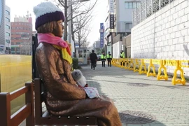 Bức tượng Phụ nữ mua vui bên ngoài Lãnh sự quán Nhật Bản tại thành phố Busan. (Nguồn: AFP/TTXVN)