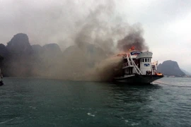 Hiện trường vụ tàu Ánh Dương QN 3598 bị cháy trên vịnh Hạ Long ngày 29/1. (Ảnh: Văn Đức/TTXVN)