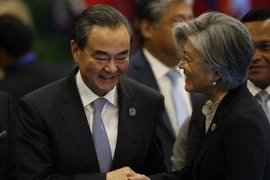 Ngoại trưởng Hàn Quốc Kang Kyung-Wha (phải) và Ngoại trưởng Trung Quốc Vương Nghị. (Nguồn: AFP/TTXVN)