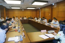 Đoàn đại biểu Quốc hội tỉnh Nam Định, An Giang và Hà Tĩnh thảo luận tại tổ. (Ảnh: Văn Điệp/TTXVN)