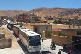 Xe chở nhóm phiến quân nổi dậy Syria từ Liban qua khu vực thị trấn biên giới Arsal giữa Liban-Syria ngày 31/7. (Nguồn: AFP/TTXVN)