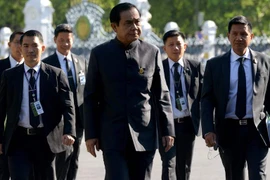 Thủ tướng Prayut Chan-O-cha (giữa) tới tòa nhà Văn phòng Chính phủ ở thủ đô Bangkok. (Nguồn: AFP/TTXVN)
