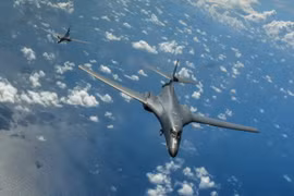 Máy bay B-1B của Mỹ bay huấn luyện từ căn cứ không quân Andersen ở Guam qua Biển Đông ngày 8/6. (Nguồn: EPA/TTXVN)
