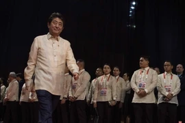 Thủ tướng Nhật Bản Shinzo Abe tham dự hội nghị ở Manila ngày 12/11. (Nguồn: AFP/TTXVN)