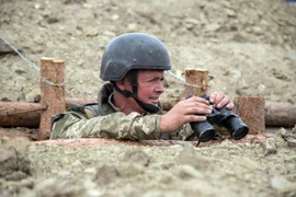 Binh sỹ Ukraine gác tại chốt quân sự ở Popasna, vùng Donetsk tháng 8/2015. Ảnh minh họa. (Nguồn: AFP/TTXVN)
