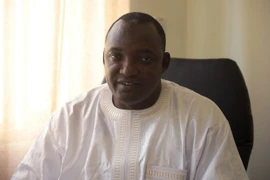 Tổng thống đắc cử Gambia Adama Barrow tại văn phòng ở Serekunda ngày 11/12/2016. (Nguồn: AFP/TTXVN)