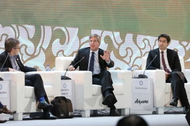 Ông Robert E.Moritz (giữa), Chủ tịch toàn cầu của Công ty Kiểm toán PricewaterhouseCoopers (PwC), một trong 4 công ty kiểm toán hàng đầu thế giới, phát biểu tại phiên họp. (Ảnh: TTXVN)