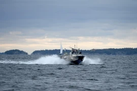 Tàu tấn công nhanh của Hải quân Thụy Điển tuần tra tại vùng biển ngoài khơi quần đảo Stockholm ngày 18/10. (Nguồn: AFF/TTXVN)