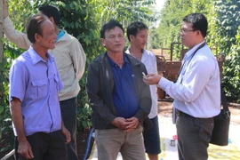 Người dân thị trấn Ea Pốk, huyện Cư M’gar phản ánh việc cán bộ cơ sở làm trái quy định hỗ trợ hạn hán của Chính phủ đối với nông dân. (Ảnh: Phạm Cường/TTXVN)