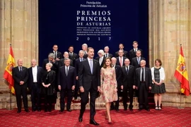Nhà Vua Tây Ban Nha Felipe VI (giữa-trái) và Hoàng hậu Letizia (giữa-phải) tại lễ trao giải Asturias ở Oviedo ngày 20/10. (Nguồn: AFP/TTXVN)