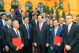 Chủ tịch nước Trần Đại Quang với các Đại sứ, Trưởng các Cơ quan đại diện Ngoại giao Việt Nam ở nước ngoài. (Ảnh: Nhan Sáng/TTXVN)