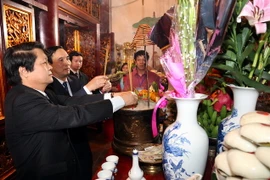 Lãnh đạo tỉnh Phú Thọ dâng hương tưởng niệm các Vua Hùng tại Đền Thượng. (Ảnh: Trung Kiên/TTXVN)