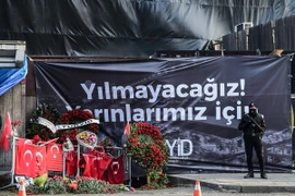 Cảnh sát chống bạo động Thổ Nhĩ Kỳ gác trước hộp đêm Reina ở Istanbul ngày 3/1. (Nguồn: AFP/TTXVN)