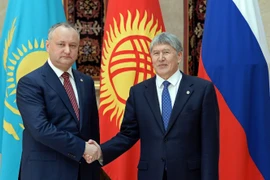 Tổng thống Moldova Igor Dodon (trái) và Tổng thống Kyrgyzstan Almazbek Atambayev. (Nguồn: akipress.com) 