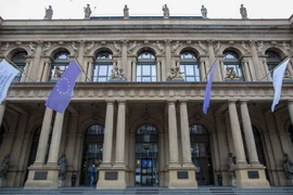  Cờ của Liên minh châu Âu tại sở giao dịch chứng khoán ở Frankfurt am Main, Đức. (Nguồn: EPA/TTXVN)