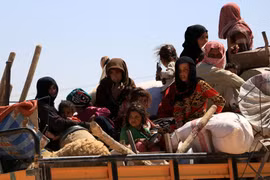 Dân thường Syria chạy khỏi các khu vực IS chiếm đóng tại Raqqa ngày 8/6. (Nguồn: EPA/TTXVN)