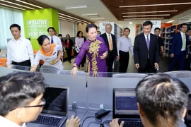 Chủ tịch Quốc hội Nguyễn Thị Kim Ngân tham quan hệ thống thư viện trường đại học Tôn Đức Thắng. (Ảnh: Thanh Vũ/TTXVN)