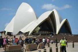 Cảnh sát Australia (phải) tuần tra bên ngoài Nhà hát Con Sò ở Sydney. (Nguồn: AFP/TTXVN)