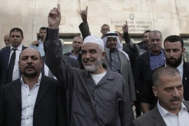 Giáo sỹ Raed Salah (giữa) bên ngoài tòa án ở Jerusalem ngày 27/10/2015 sau khi bị kết án. (Nguồn: AFP/TTXVN)