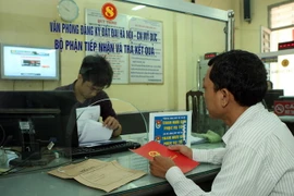 Người dân đến làm thủ tục tại Văn phòng đăng ký đất đai huyện Mỹ Đức, Hà Nội. (Ảnh: Tuấn Anh/TTXVN)