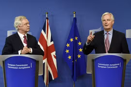  Trưởng đoàn đàm phán về Brexit của EU Michel Barnier (phải) và Bộ trưởng phụ trách Brexit của Anh David Davis. (Nguồn: AFP/TTXVN)