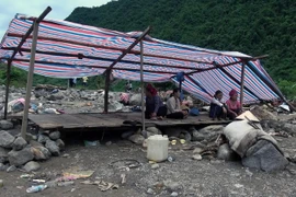 Một ngôi lều tạm sơ sài của bà con vùng lũ. (Ảnh: Hữu Quyết/Vietnam+)