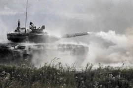 Xe tăng T-90 của Nga tham gia diễn tập tại khu vực ngoại ô Moskva ngày 22/8. (Nguồn: AFP/TTXVN)