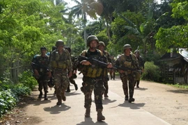 Binh sỹ Philippines tuần tra tại khu vực làng Bongkaong, thị trấn Patikul, tỉnh Sulu, đảo Mindanao. (Nguồn: AFP/TTXVN)