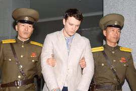  Otto Frederick Warmbier (giữa) bị cảnh sát áp giải tới phiên xét xử của Tòa án tối cao Triều Tiên ở Bình Nhưỡng ngày 16/3/2016. (Nguồn: Reuters/TTXVN)