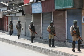 Binh sỹ Ấn Độ tuần tra tại Srinagar, thủ phủ Mùa Hè của bang Kashmir do Ấn Độ kiểm soát. (Nguồn: EPA/TTXVN)