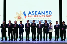 Bộ trưởng Ngoại giao Phạm Bình Minh (thứ tư, trái sang) chụp ảnh cùng các Ngoại trưởng tại lễ khai mạc Hội nghị AMM lần thứ 50 ở Manila (Philippines) ngày 5/8. (Nguồn: EPA/TTXVN)