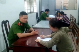 Công an làm việc với 2 bảo mẫu bạo hành trẻ tại cơ sở giữ trẻ số 214/77 trên đường Nguyễn Oanh, phường 17, quận Gò Vấp. TP. Hồ Chí Minh. (Ảnh: Tuấn Anh/TTXVN)